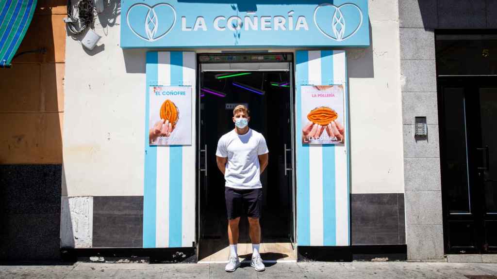 El emprendedor Pedro posa delante de La Coñería, en Chueca, su otro negocio en el que hacen 'Coñofres'.