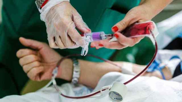 En España hay que esperar un mínimo de dos días para donar sangre tras ser vacunado.