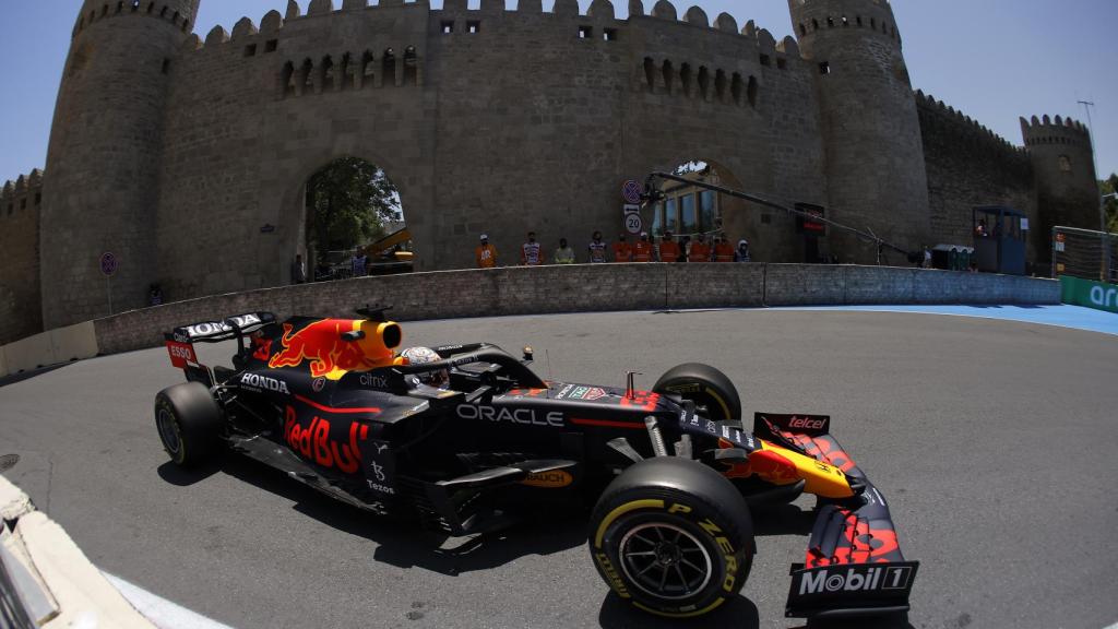 Max Verstappen en el circuito de Bakú, en Azerbaiyán