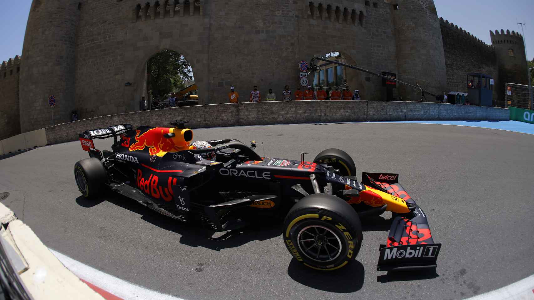 Max Verstappen en el circuito de Bakú, en Azerbaiyán