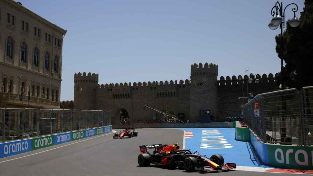 George Eliot Imbécil lapso Red Bull y Ferrari mantienen el pulso en Bakú con un gran Fernando Alonso  sexto
