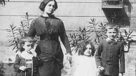 Canetti (Derecha) junto a su madre Mathilde  y sus dos hermanos, Nissim y Georges, en 1913