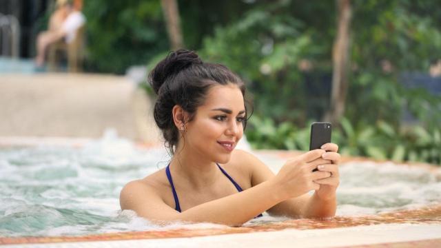 Mujer con un teléfono móvil