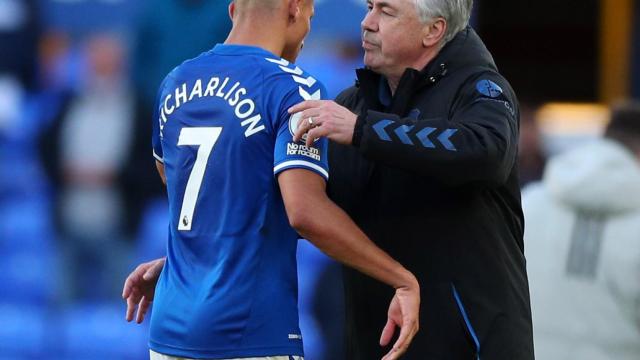 Richarlison se abraza con Ancelotti tras un partido