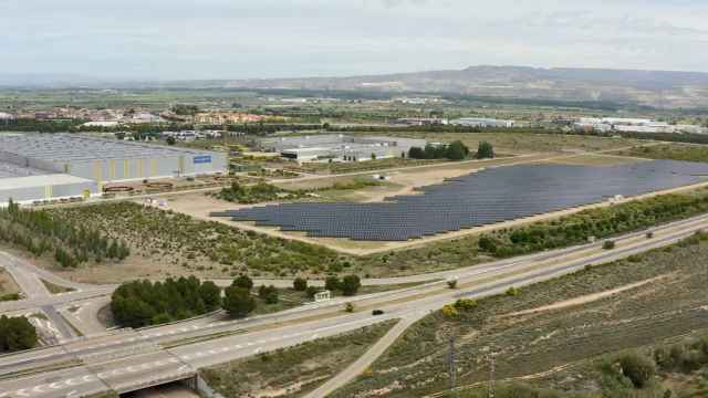 Parque fotovoltaico instalado en la planta zaragozana de Stellantis.