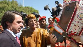 Muamar el Gadafi, José María Aznar y El Rayo del Líder en Trípoli en septiembre de 2003.