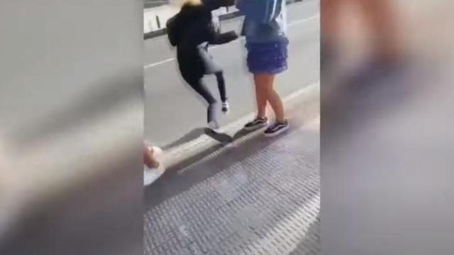 Captura del vídeo en el que una joven de 14 años es atropellada por un reto viral.