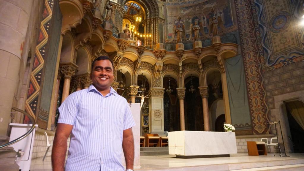 Shinto Tomas, de la India, es el párroco de Sant Tomás de Aquino