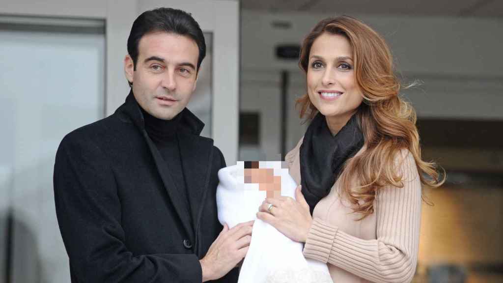 Enrique Ponce y Paloma Cuevas, el día que presentaron a su hija pequeña, Bianca.