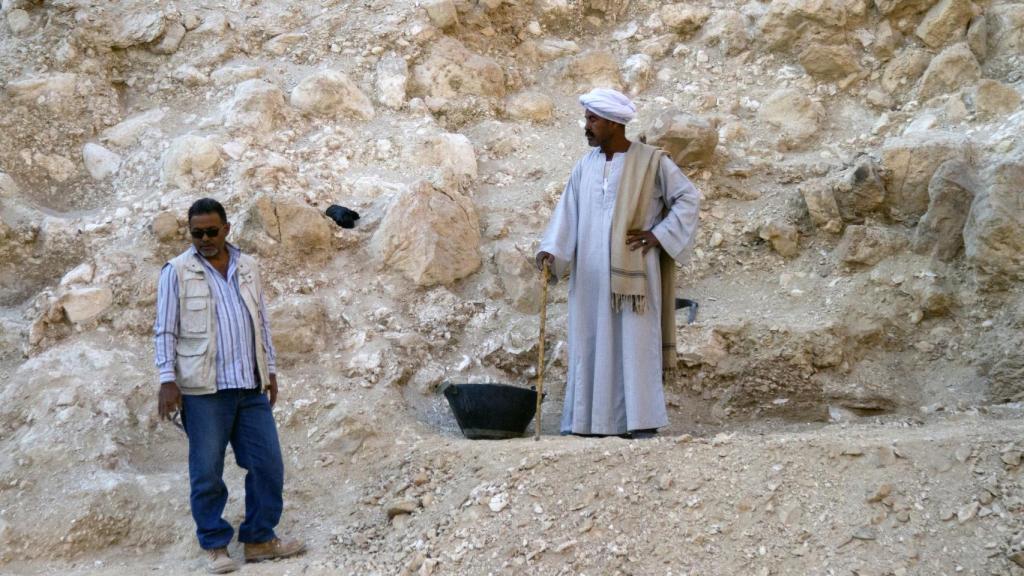 Dos arqueólogos del equipo de Hawass, durante las excavaciones en el Valle de los Reyes.