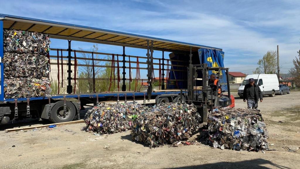 Uno de los camiones con miles de kilos de basura procedentes de Europa.