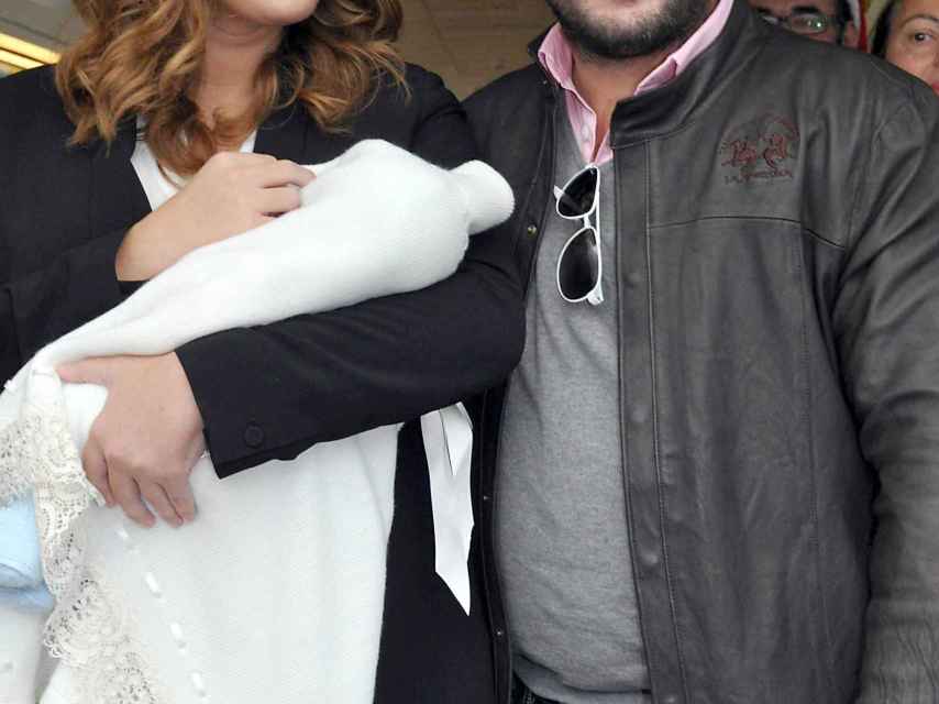 Jessica Bueno y Kiko Rivera, en noviembre de 2012 tras el nacimiento de su hijo.