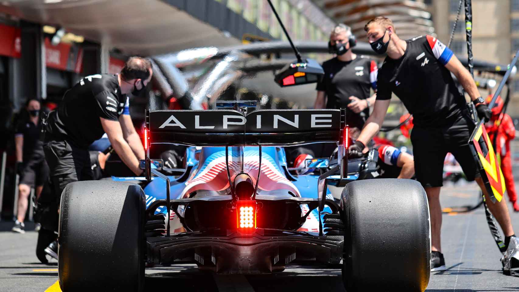 El A521 de Fernando Alonso en boxes