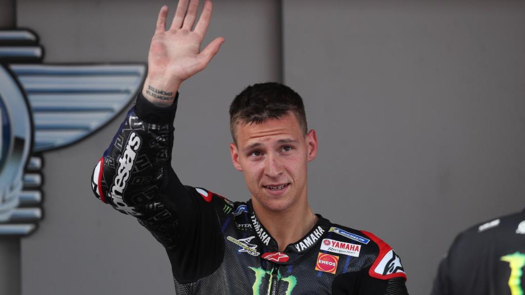 Fabio Quartararo saluda a la grada, en el parque cerrado del circuito de Barcelona-Cataluña.