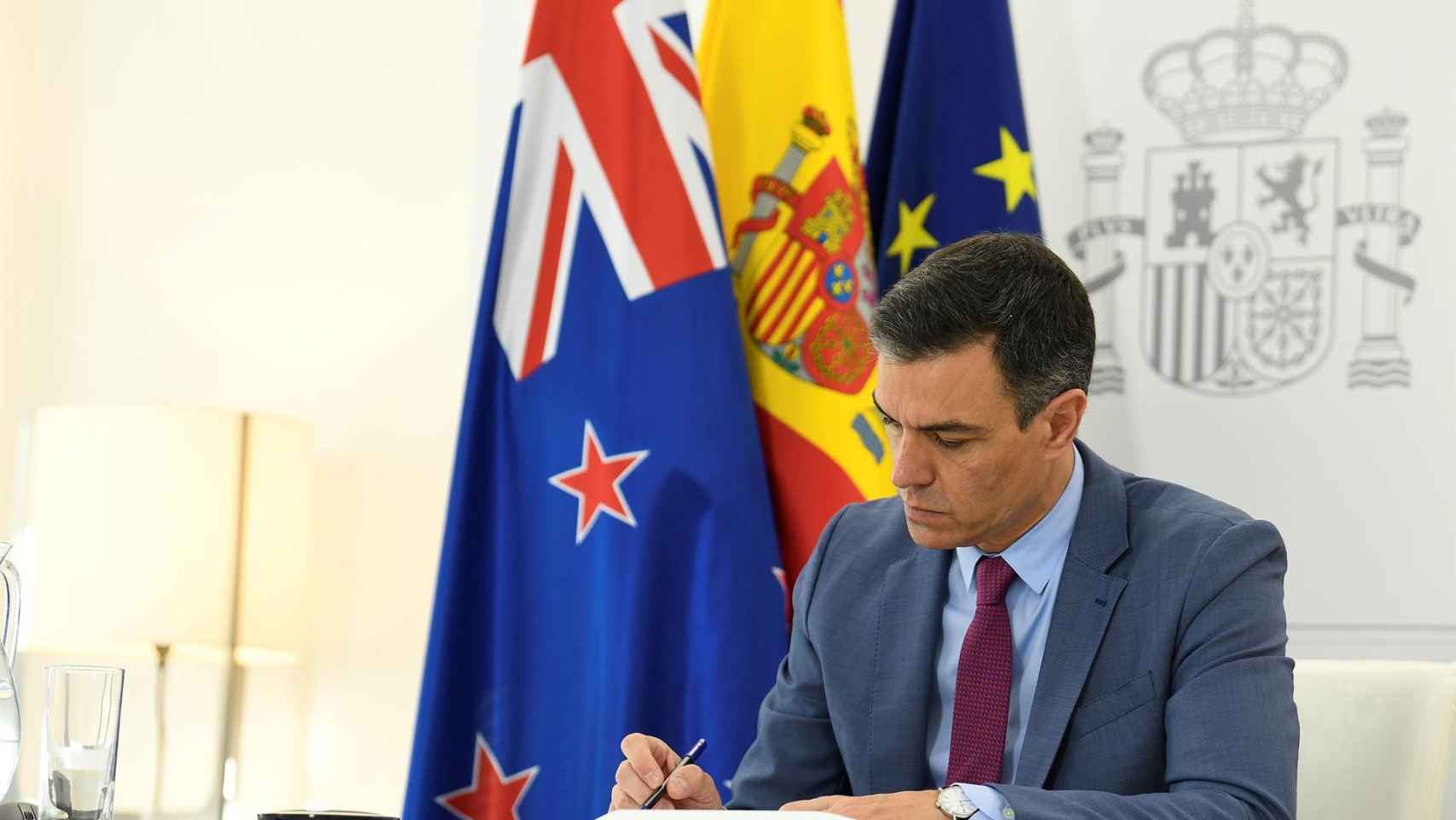 El presidente del Gobierno, Pedro Sánchez, mientras mantiene una videoconferencia con la primera ministra de Nueva Zelanda, Jacinda Ardern, desde Madrid.