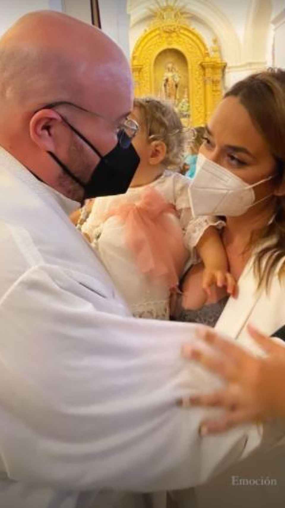 Toñi Moreno se mostró muy emocionada en el bautizo de su hija.