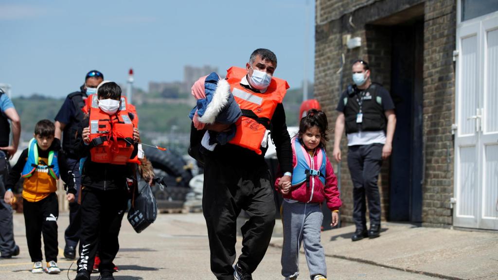 Un grupo de inmigrantes llegando a la costa de Dover.