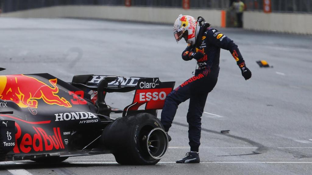 Max Verstappen golpea la rueda que reventó en Azzerbaiyán