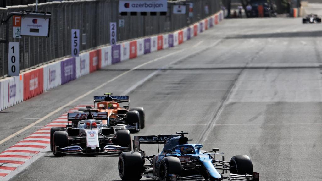 Fernando Alonso tras adelantar a Latifi y Ricciardo