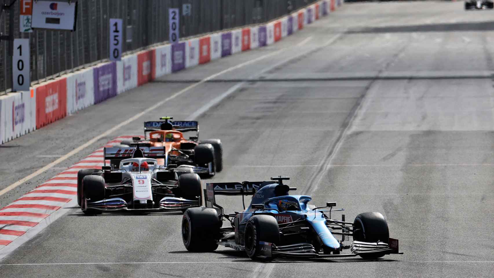 Fernando Alonso tras adelantar a Latifi y Ricciardo