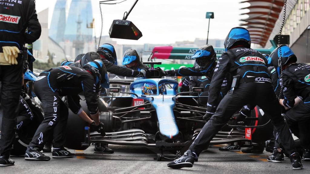 Fernando Alonso en una parada en boxes en Bakú