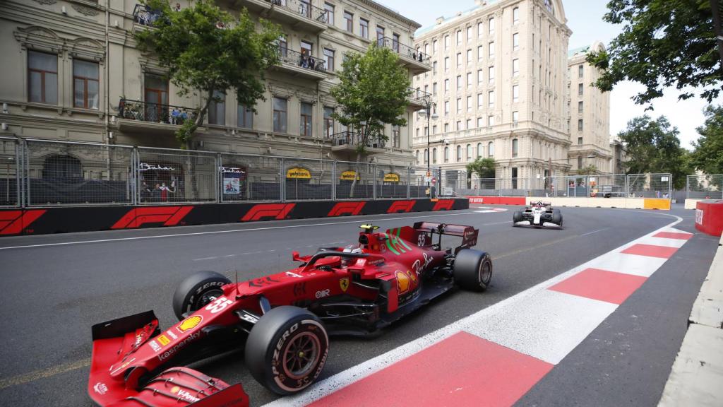Carlos Sainz con el SF21 en Bakú