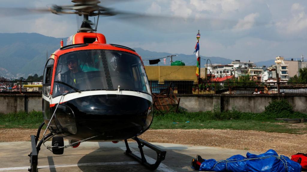 Un helicóptero traslada el cuerpo de uno de los fallecidos