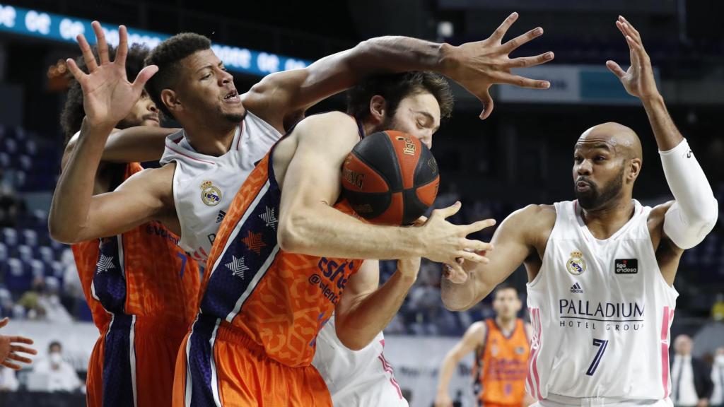 Real Madrid y Valencia Basket pelean por un rebote