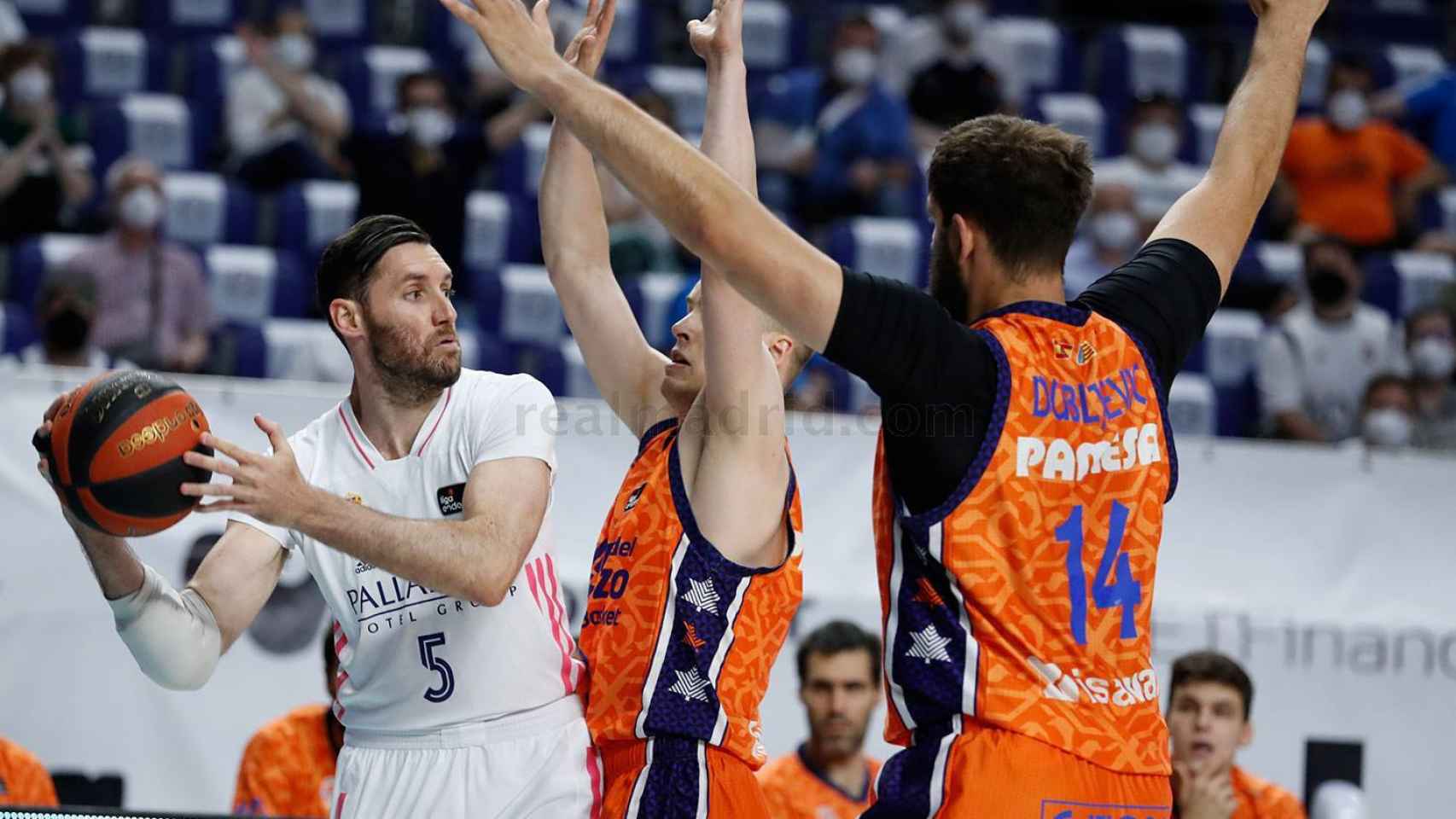 Rudy Fernández cerrado por dos defensas de Valencia Basket