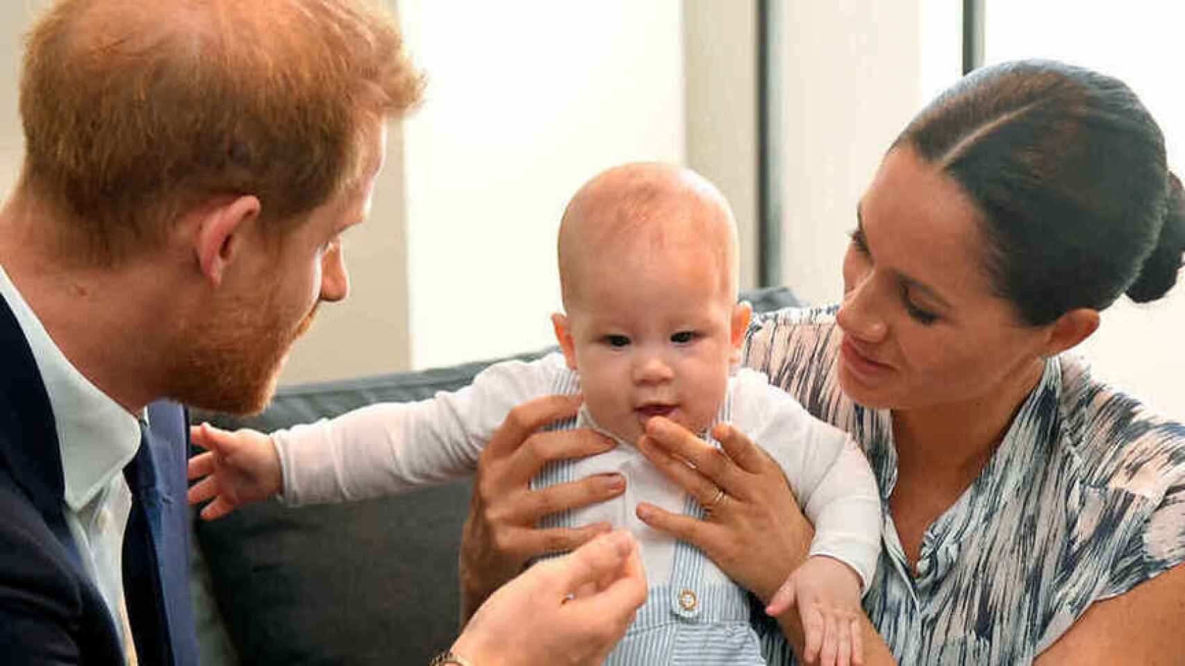 Harry y Meghan junto a su hijo mayor, Archie, de 2 años de edad.