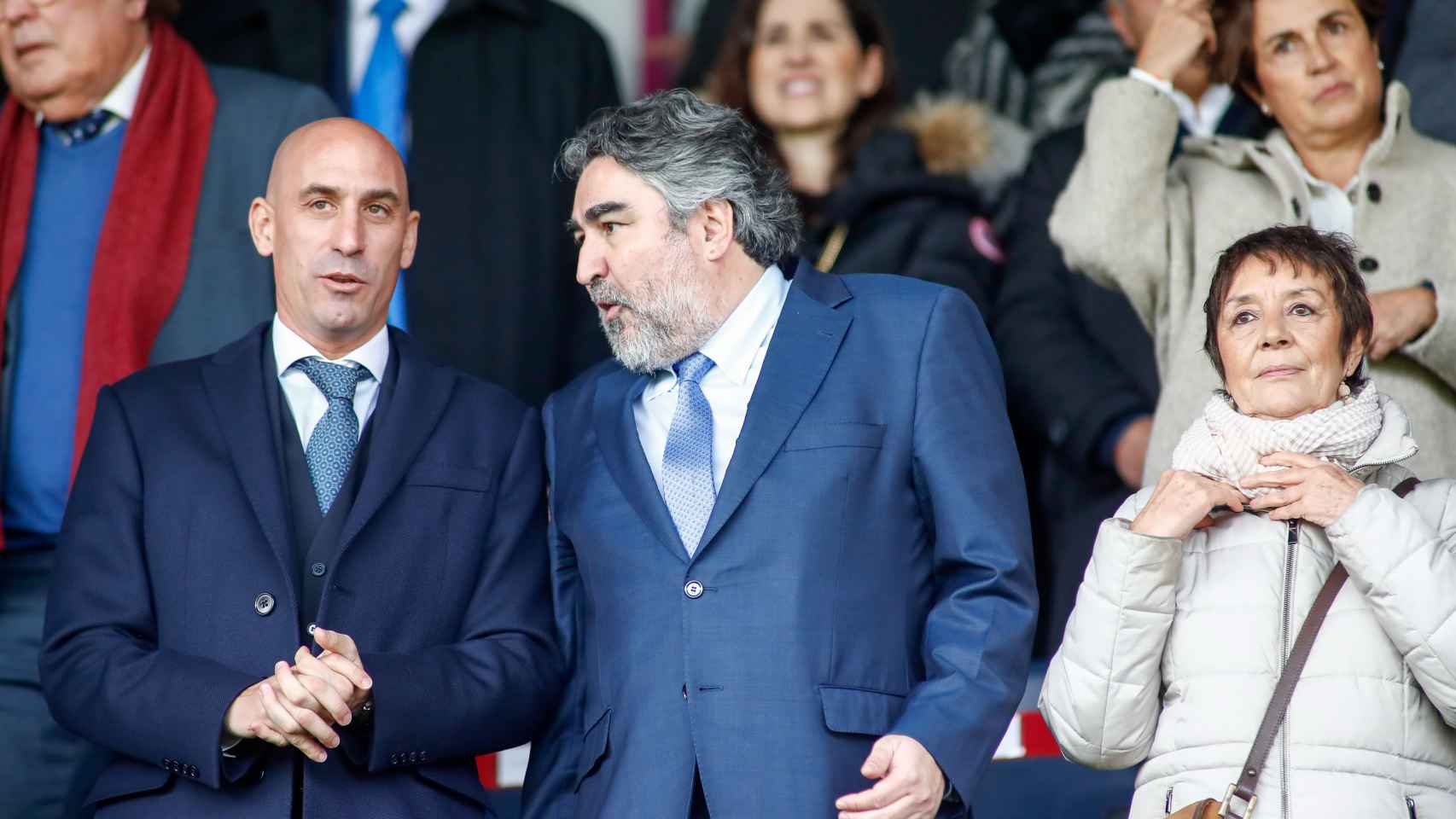 Luis Rubiales y José Manuel Rodríguez Uribes, durante un partido de fútbol