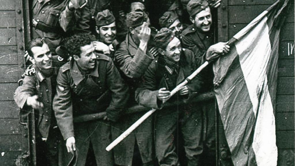 Berlanga, el segundo por la izquierda de la primera fila. El cineasta confesó que su ansia de aventura, animada por algunos falangistas, y el deseo de impresionar a una chica, le empujaron a la División Azul.