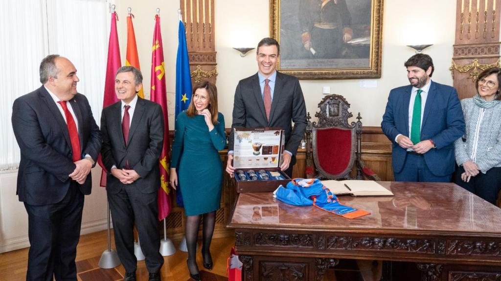 Ana Belén Castejón junto a Pedro Sánchez (c) en una visita a Cartagena en la anterior legislatura.