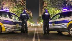 Dos agentes de la Policía Local en un control en Alicante.