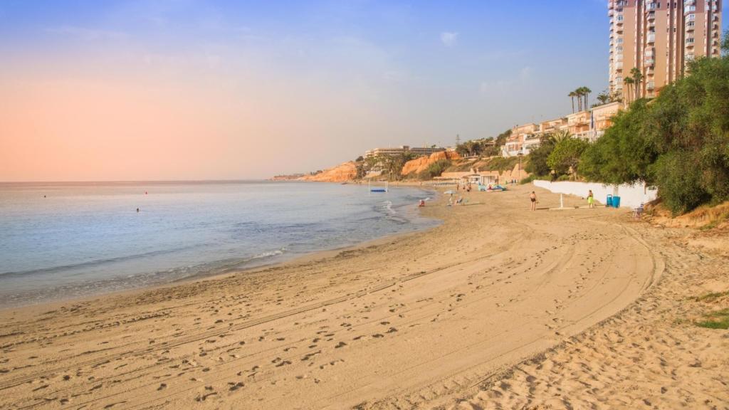 La playa oriolana de Barranco Rubio reconocida con la Bandera Azul.