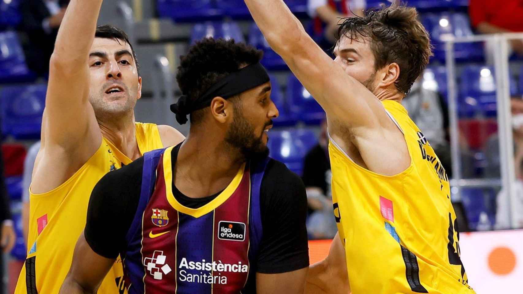 Brandon Davies ante Aaron Doornekamp y Giorgi Shermadini, en el Barcelona - Lenovo Tenerife de la ACB
