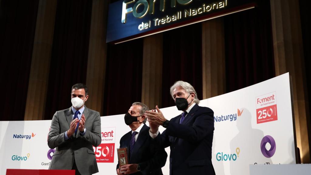 Pedro Sánchez, Javier Godó y Josep Sànchez Llibre, en el homenaje al editor durante el 250 aniversario de Foment del Treball, en Barcelona.