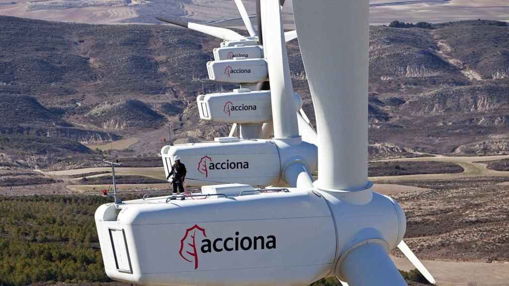 Varias turbinas eólicas de Acciona en un parque renovable.