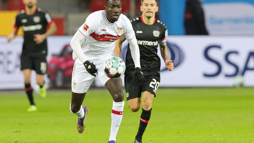 Silas Wamangituka persigue un balón en un partido de la Bundesliga