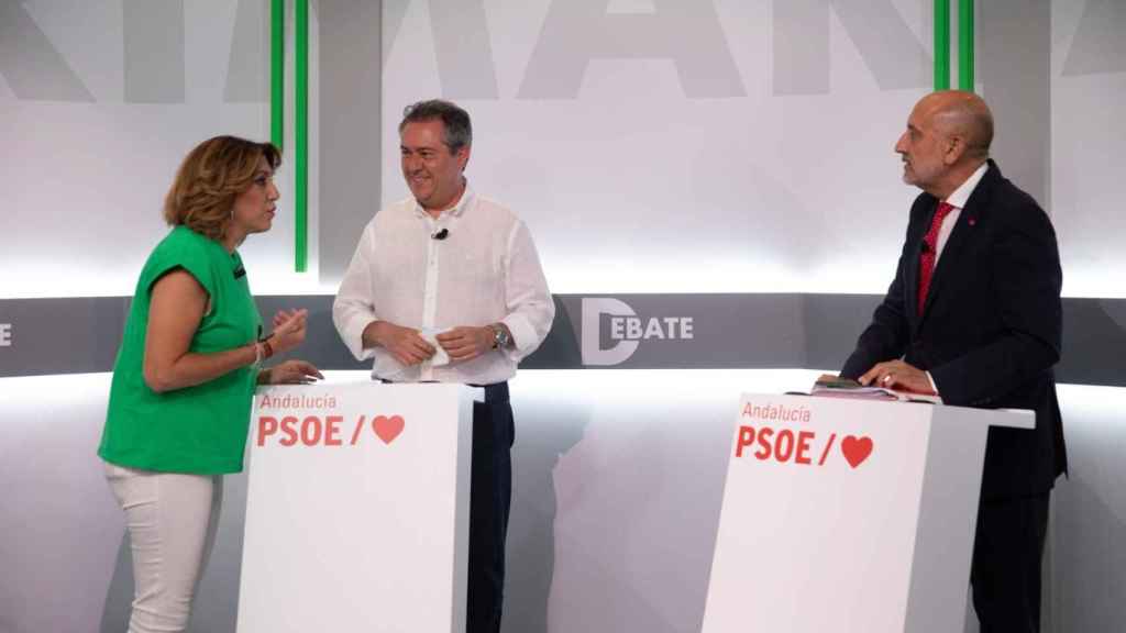 Los tres candidatos en sus atriles durante el debate.