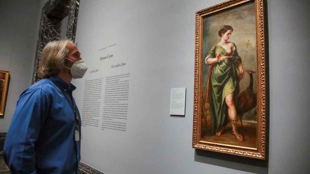 Un hombre observa el cuadro del barroco español 'La Diosa Juno', del pintor Alonso Cano.
