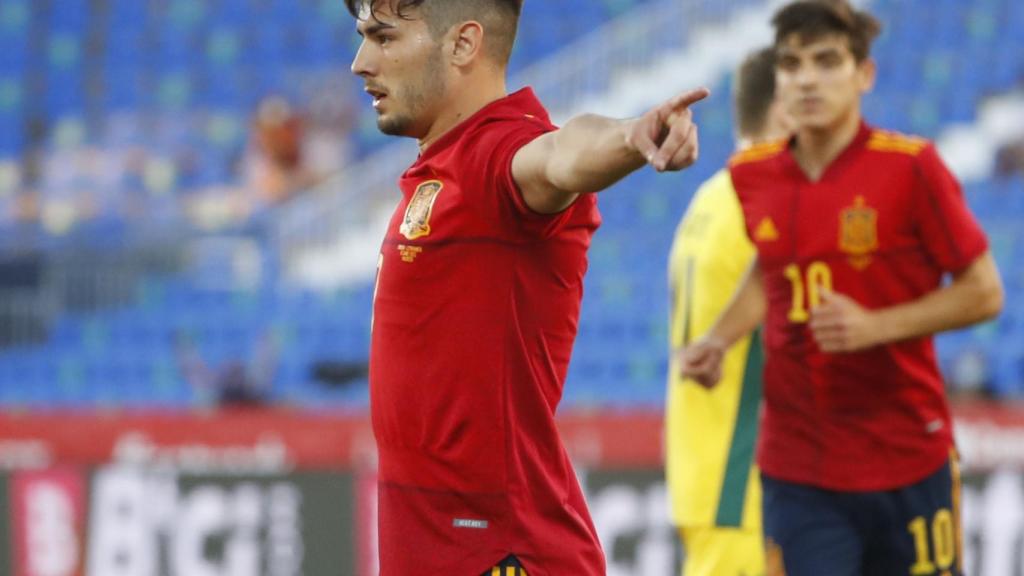Brahim Díaz celebra su gol con la selección española