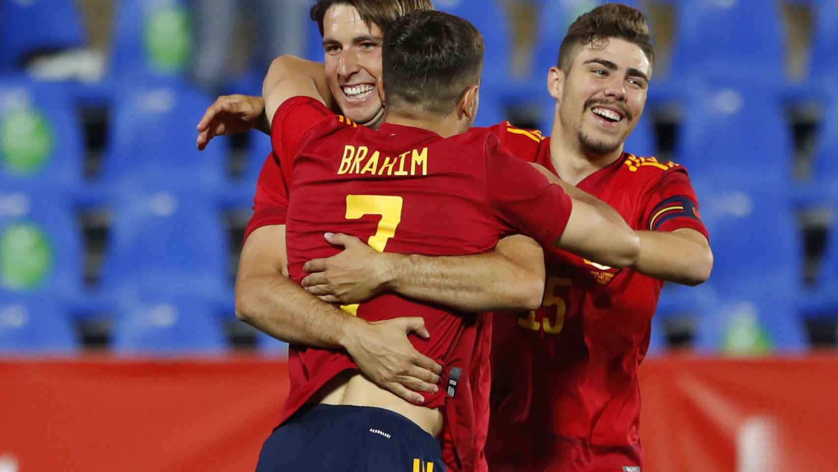 Brahim Díaz y Alejandro Pozo celebran con Juan Miranda su gol