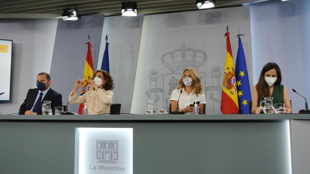 José Luis Ábalos, María Jesús Montero, Yolanda Díaz y Ione Belarra, en la sala de prensa del Consejo de Ministros.