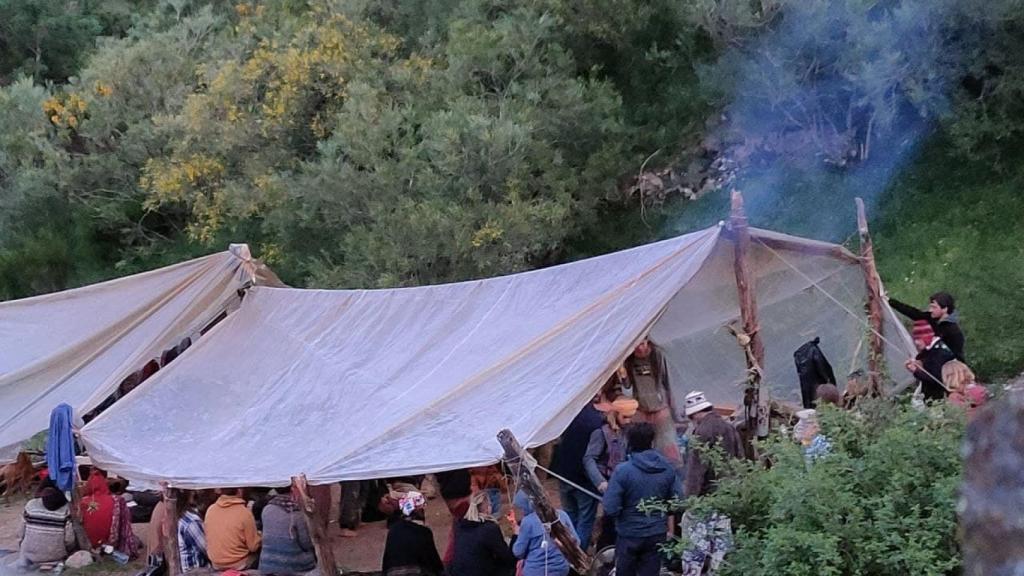 La carpa de la cocina de la Familia Arcoíris, en el asentamiento del valle del Portilla.
