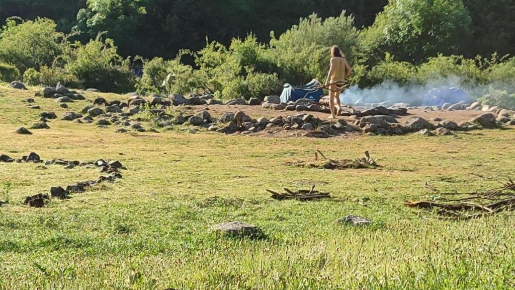 Un hermano de la Familia Arcoíris mantiene encendido el fuego sagrado.