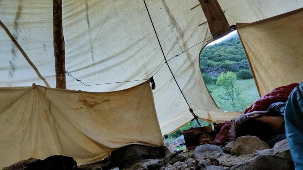 Interior del tipi indio en el que pasé la noche.