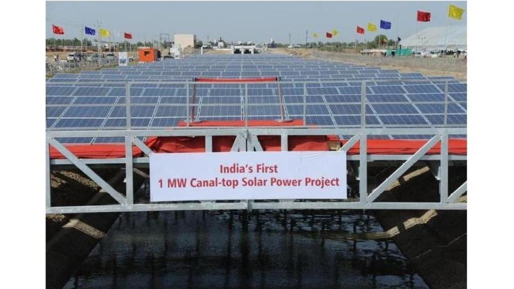 Canal cubierto con paneles solares en India