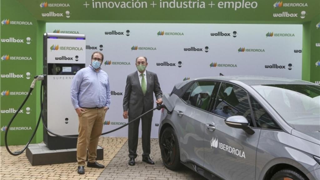 Enric Asunción, CEO de Wallbox, junto a José Ignacio Sánchez Galán, consejero delegado de Iberdrola.