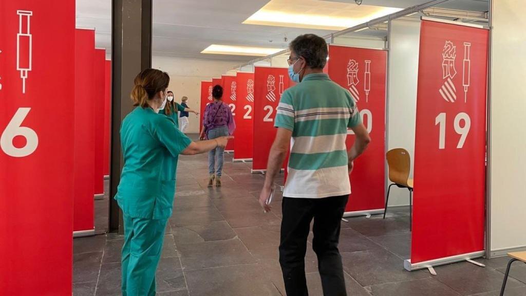 Sanidad ha vacunado a casi 100.000 personas desplazadas de otras comunidades o del extranjero